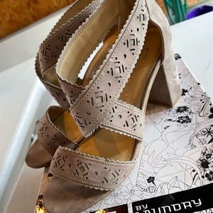 CL laundry. Lightly worn, still in great shape!